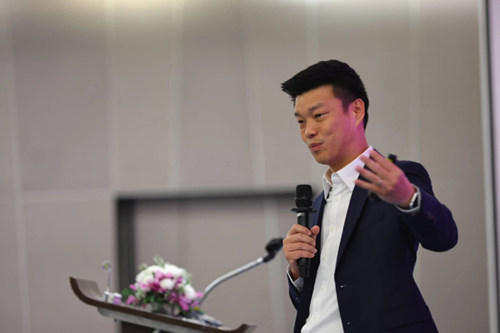 ปชน.จ่อยื่นสอบ TH-AI 'เท้ง' เคลียร์ 'ภาวุธ-ไอซ์' เห็นต่างปกติ