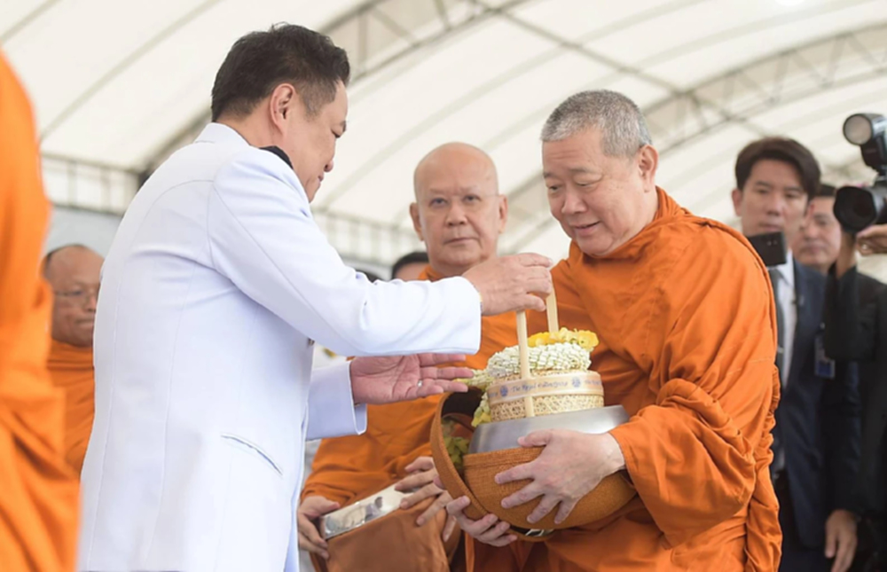 'นายกฯ' เป็นประธาน พิธีเจริญพระพุทธมนต์ ทำบุญตักบาตร  'ในหลวง' เนื่องใน 28 ก.ค.