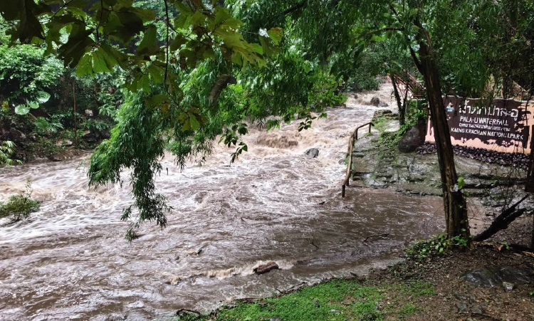 สั่งปิด 'น้ำตกป่าละอู' แก่งกระจาน เซ่นพิษฝนตกหนัก-น้ำป่าไหลหลาก