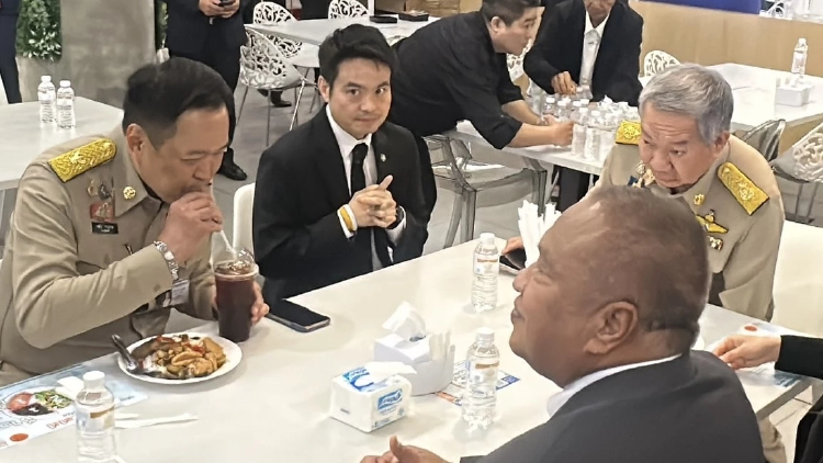 ‘อนุทิน’ เข้าสภา 2บิ๊ก สว. ต้อนรับ พาทานข้าว เดินกินส้มโอ ก่อนแจงกู้4แสนล้าน