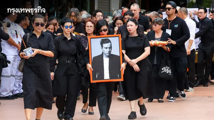 สุดเศร้า! พิธีฌาปนกิจ "เร แม๊คโดแนลด์" เพื่อนในวงการ-แฟนคลับร่วมอาลัยแน่นวัด