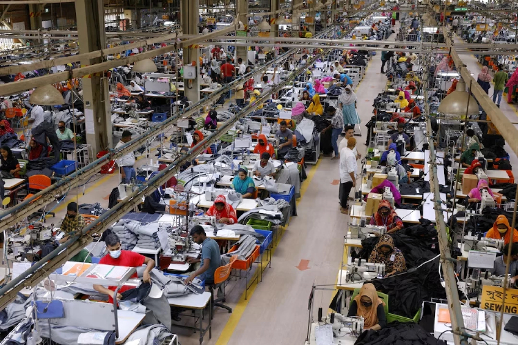 Fast Fashion: เมื่อความรวดเร็วของแฟชั่น แลกมาด้วยต้นทุนของโลก | World Wide View