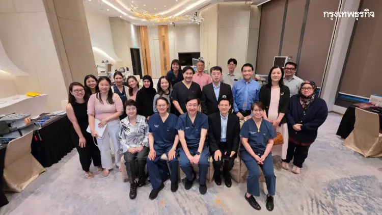 นพ.วีรพล เขมะรังสรรค์ ได้รับเชิญไปถ่ายทอดเทคนิค vNOTES บนเวทีนานาชาติ ณ สิงคโปร์