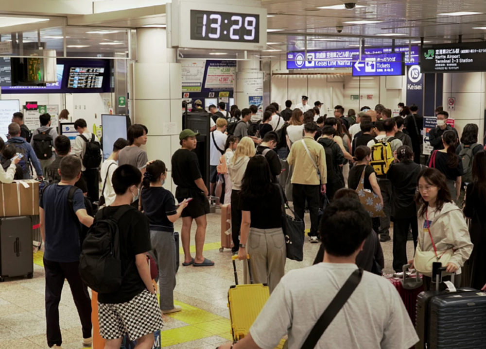 ผู้โดยสาร 7,000 ชีวิต ติดค้างที่สนามบินนาริตะ ฝนตกหนักในญี่ปุ่นคร่าชีวิต 4 ราย