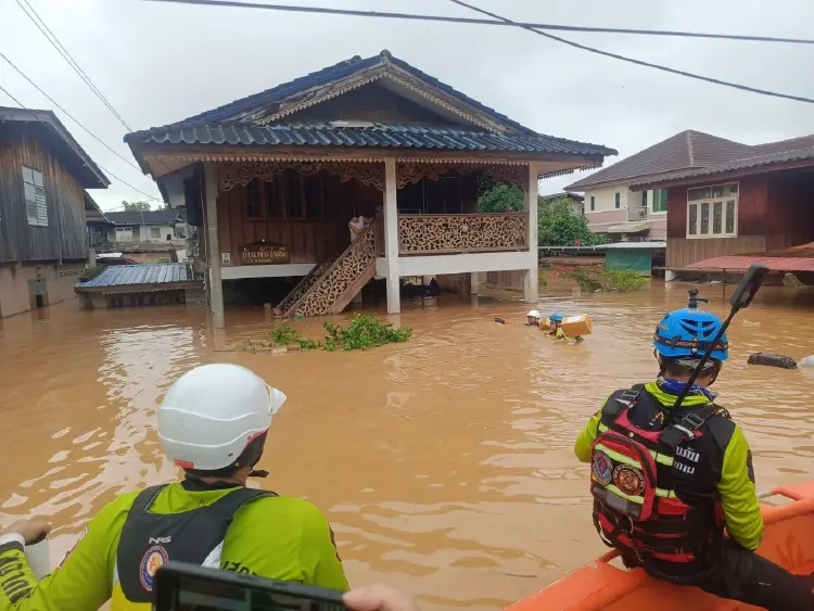 อัปเดต น้ำท่วมน่าน แจกอาหารให้ปชช.ริมแม่น้ำน่าน ท่วมสูง 1 เมตร