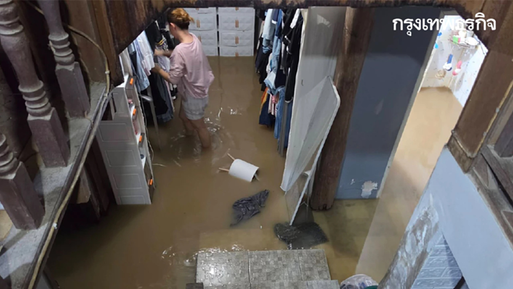 น้ำท่วมอำเภอพร้าว เชียงใหม่ เร่งสูบน้ำ ขนของ ตรวจพบกลุ่มฝนจ่อซ้ำ