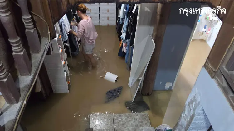 น้ำท่วมอำเภอพร้าว เชียงใหม่ เร่งสูบน้ำ ขนของ ตรวจพบกลุ่มฝนจ่อซ้ำ