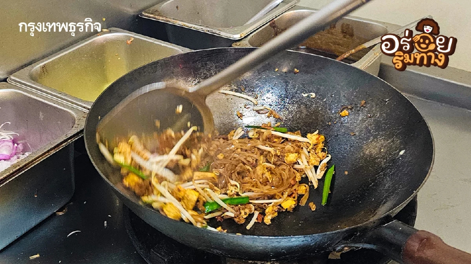 ‘ผัดไทยมันกุ้ง’  ที่ ‘ร้านผัดไทย วันชาติ’  ตลาดบองมาร์เช่  นุ่มอร่อย