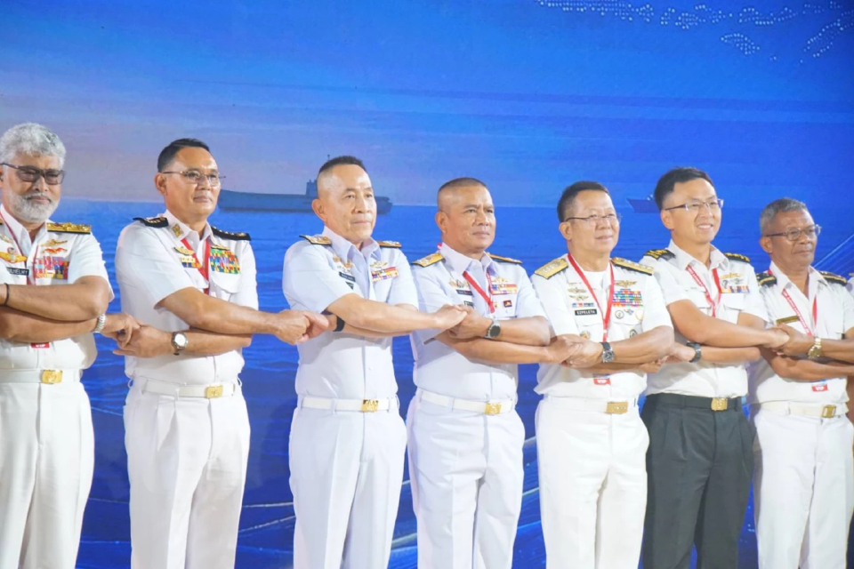 'ผบ.ทร.อาเซียน' ถกรับมือความขัดแย้งภูมิรัฐศาสตร์  'กัมพูชา' ร่วมผ่านออนไลน์