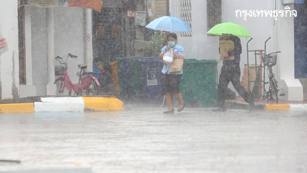 สภาพอากาศแปรปรวน ร่องมรสุมพาดผ่าน ทำไทยฝนตกหนักมาก 70% รวม กทม.