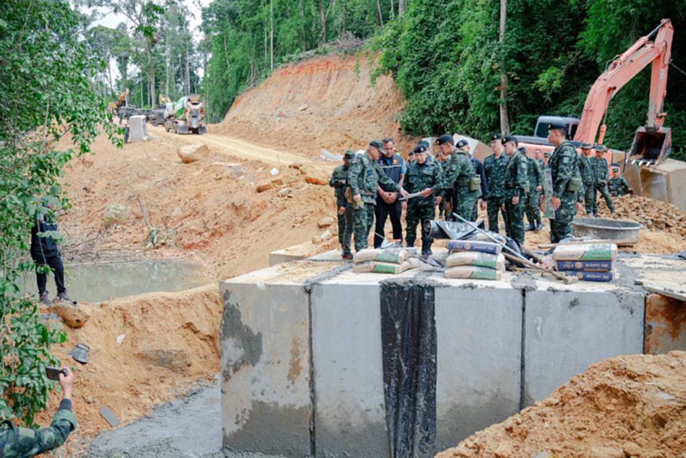 กองทัพภาค 2 เร่งซ่อมเส้นทางขาด หนุนภารกิจกำลังพล ชายแดนอุบลฯ