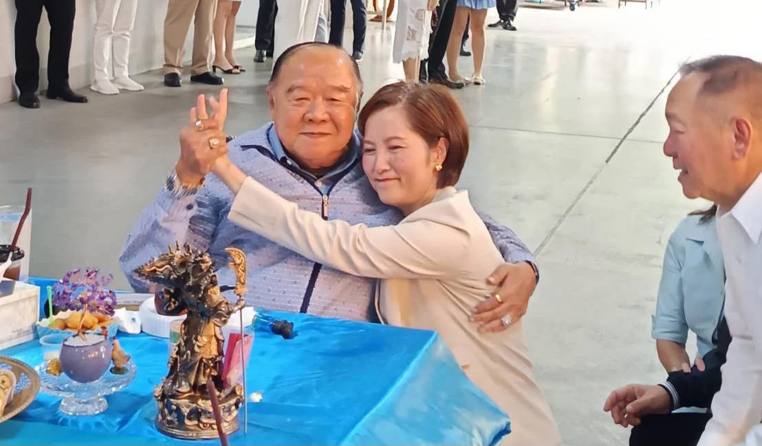 'ลุงป้อม‘ เปิดมูลนิธิฯเบิร์ธเดย์ 81 ปี  ’ตรีนุช'โผกอด สยบ พปชร.แตก