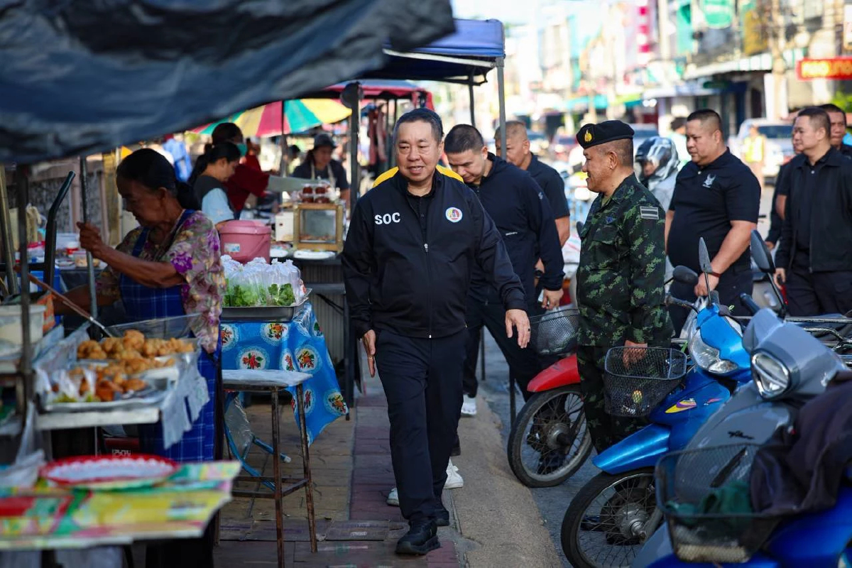 เสธ.ทบ. เดินตลาดเช้าปัตตานี ชู ‘ประชาชนอุ่นใจ’ ส่งกำลังใจพี่น้องชายแดนใต้