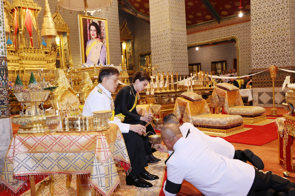 ในหลวง-พระราชินี เสด็จฯ ทรงบำเพ็ญพระราชกุศลทักษิณานุปทาน วันคล้ายวันพระราชสมภพ สมเด็จพระพันปีหลวง