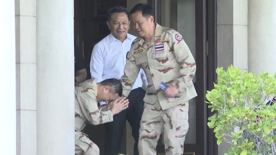 ‘อรรษิษฐ์’ ไหว้ย่อ ‘อนุทิน’ จับตา ได้เฮ นั่ง‘ปลัดมหาดไทย’ต่อ