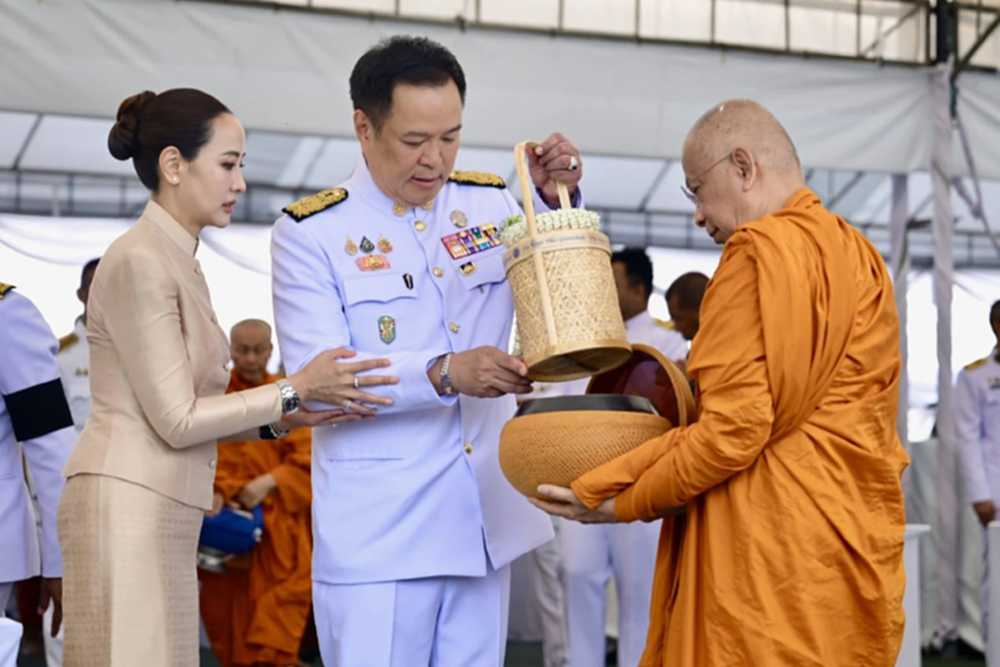 'นายกฯ' นำตักบาตรพระสงฆ์ 193 รูป ถวายพระราชกุศล เนื่องในวันแม่แห่งชาติ