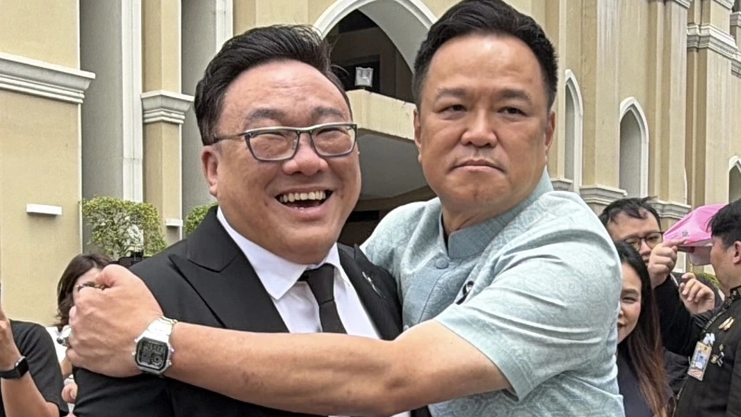 ‘หนู-หนิม’ กอดโชว์ปึ้ก สยบพลิกขั้ว ‘น้ำเงิน-แดง’ลงตัว กลมกล่อม