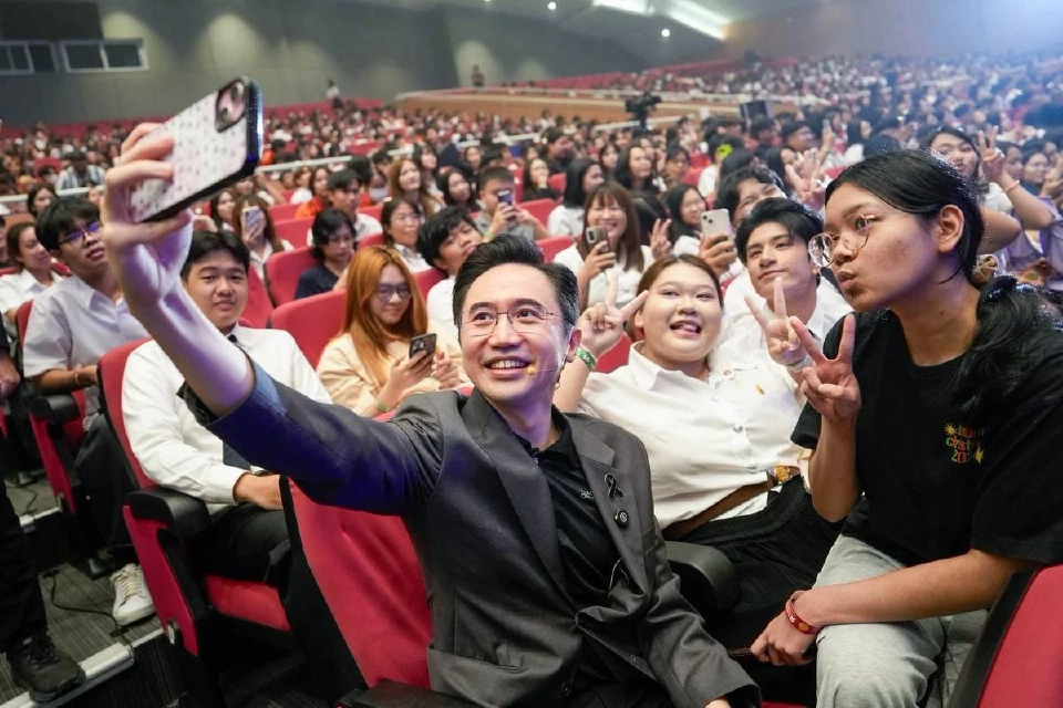 อ.เชน ปลุกพลังเฟรชชี่ มธ.  "ชีวิตนี้ต้องไม่สูญพันธุ์ ถ้าไม่เปลี่ยนโดนบดขยี้!"