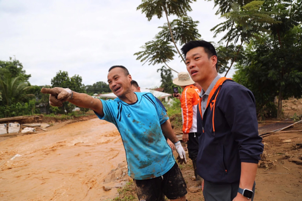 'ณัฐพงษ์' ควง 2 สส.ปชน.ลุยน่าน ช่วยประชาชนประสบอุทกภัย