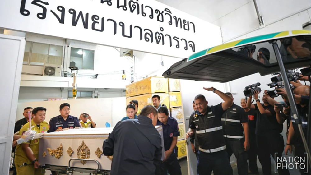 สุดเศร้า! ญาติรับศพเหยื่อเด็ก 14 กราดยิง รร.เทพศิรินทร์ ที่นิติเวชฯ รพ.ตำรวจ