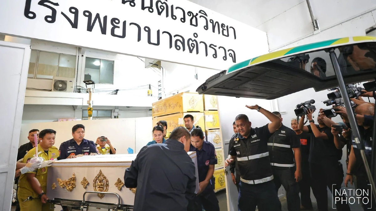 สุดเศร้า! ญาติรับศพเหยื่อเด็ก 14 กราดยิง รร.เทพศิรินทร์ ที่นิติเวชฯ รพ.ตำรวจ