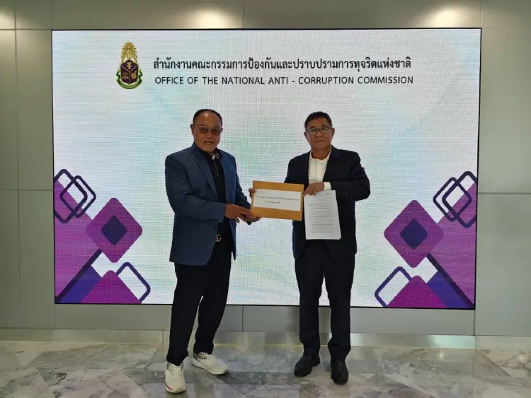 'ส.ก.ปชป.-พท.' จับมือ ยื่นสอย 'ส.ก.ปชน.' ปมลงคะแนนแทนกัน