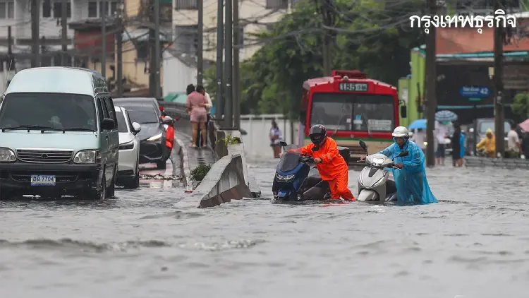 รถติดทั้งสาย! ฝนถล่มกรุงข้ามคืน 'รัชดาฯ' จมมิดทุกเลน รถดับนับสิบ