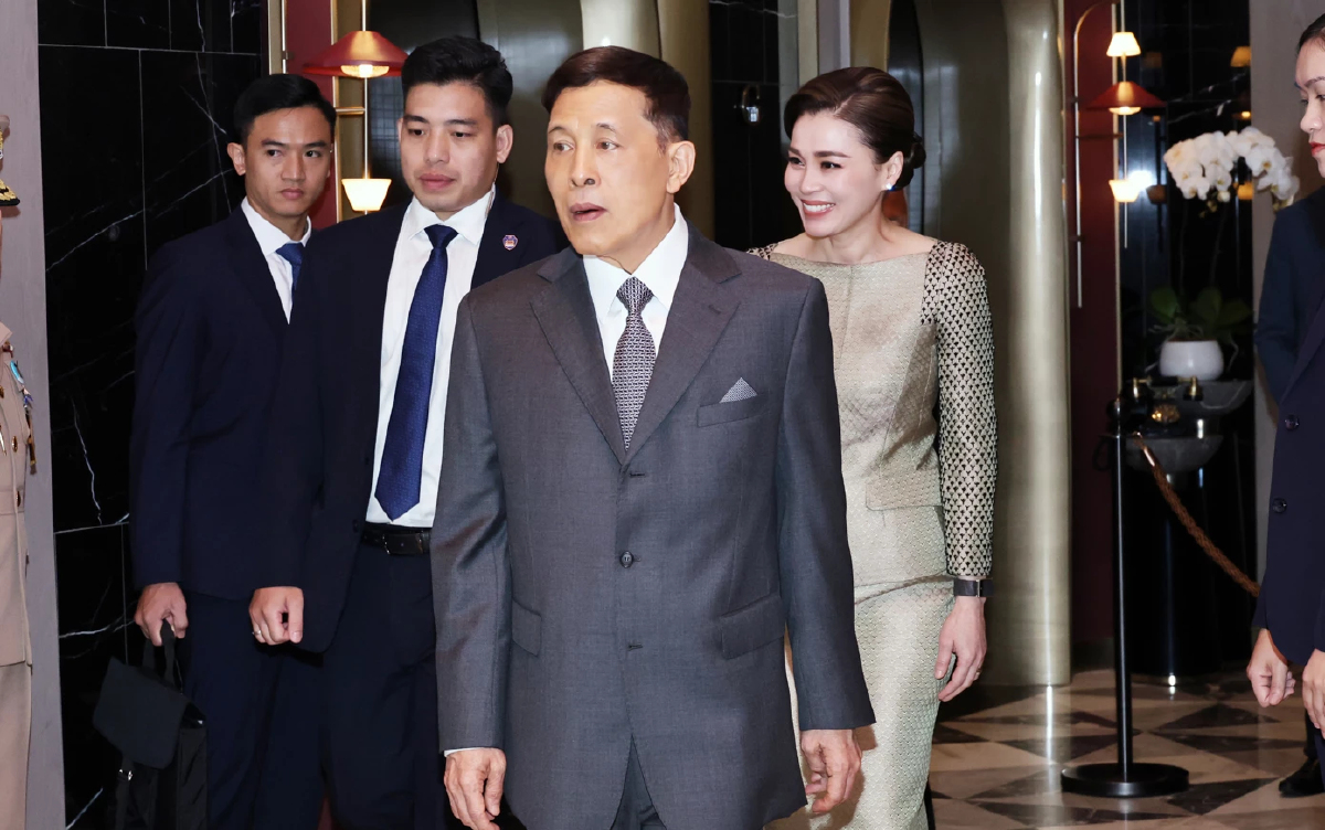 ในหลวง-พระราชินี ทรงวางพวงมาลา อนุสาวรีย์วีรชน-เสด็จฯ วัดกว๋านสือ
