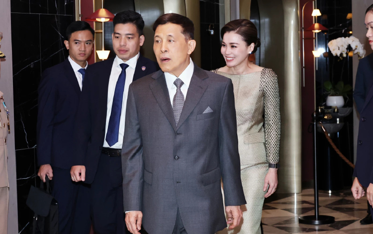 ในหลวง-พระราชินี ทรงวางพวงมาลา อนุสาวรีย์วีรชน-เสด็จฯ วัดกว๋านสือ