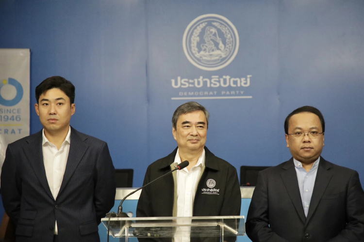 'อภิสิทธิ์' จี้ กกต.ส่งศาล คดีโกงสว.เตือน อย่าเป็นผลไม้พิษ ขู่งัดม.157