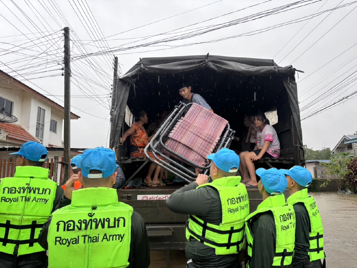 มทบ.19 ระดมกำลังพลพร้อมยุทโธปกรณ์ ช่วยชาวสระแก้ว ขนย้ายสิ่งของหนีน้ำท่วม