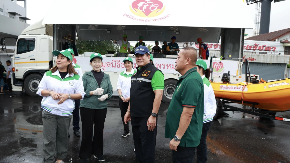 ‘ธรรมนัส‘ เปิดโรงครัว แจกสิ่งของจำเป็น ให้ ปชช.พื้นที่‘น้ำท่วม’