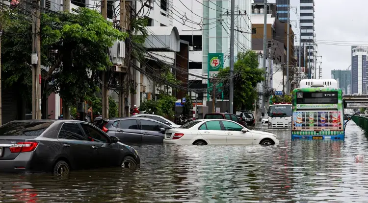 เกาะติดน้ำท่วม 25 จังหวัด - กทม. เฝ้าระวังฝนตกหนัก รับมือมวลน้ำ