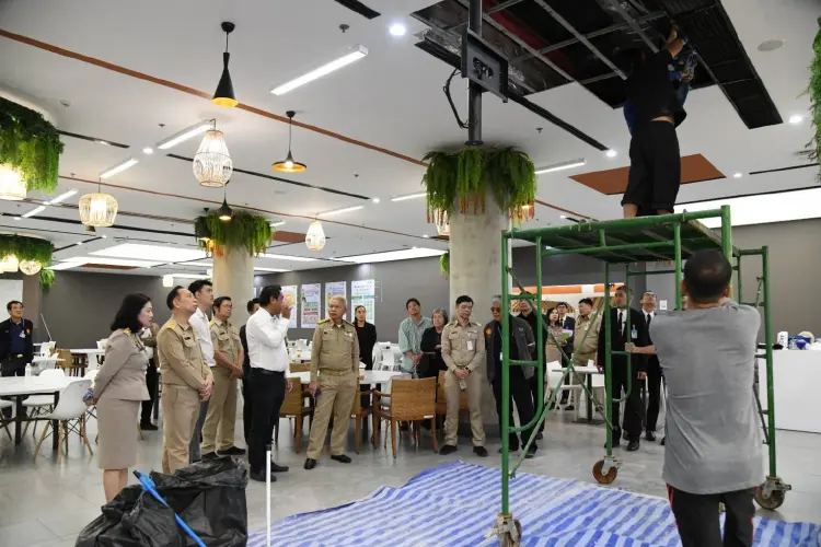'โสภณ' ตรวจพื้นที่ฝ้าโรงอาหารถล่ม 'วิศวกร' ชี้เหตุจากความชื้น