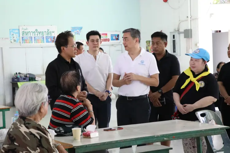'ปชป.' ห่วงปชช. หลายพื้นที่เผชิญน้ำท่วม เร่งขนถุงยังชีพช่วย