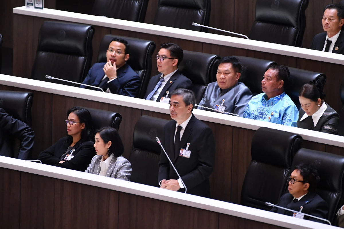 'อภิสิทธิ์' ข้องใจ กมธ.งบฯ70 ปล่อยผ่าน ซุกงบศึกษาแลนด์บริดจ์