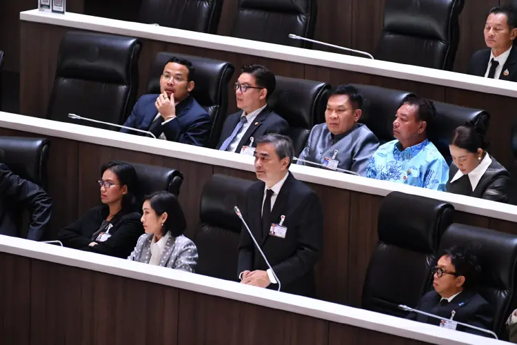 'อภิสิทธิ์' ข้องใจ กมธ.งบฯ70 ปล่อยผ่าน ซุกงบศึกษาแลนด์บริดจ์