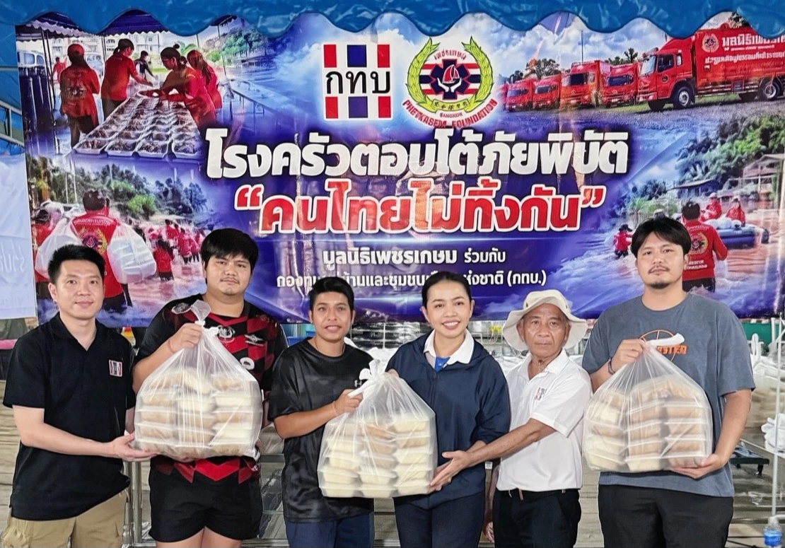 สุขสมรวย' นำทีมตั้งโรงครัว ช่วยผู้ประสบภัยน้ำท่วม กทม. 2 หมื่นกล่องต่อวัน