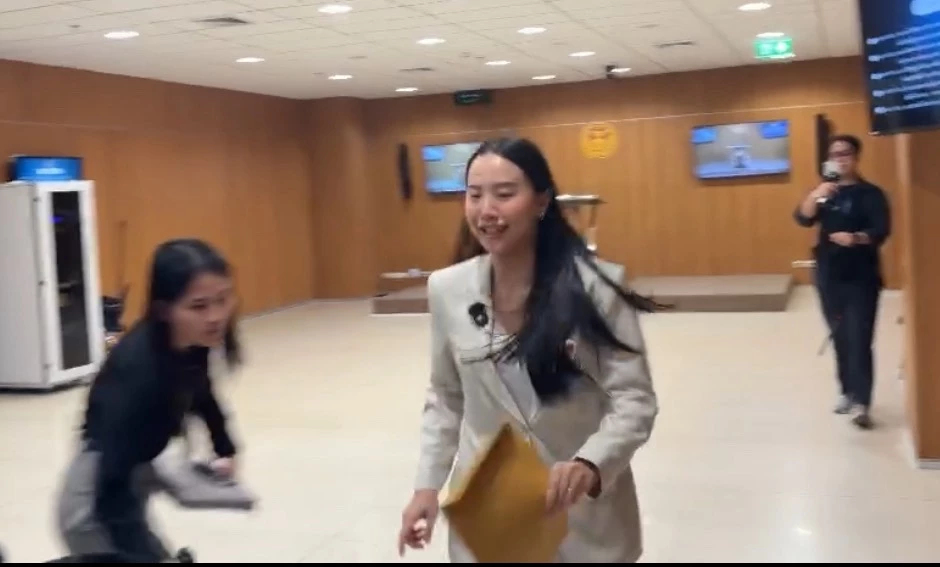 'รักชนก' รีบวิ่งไปโหวตกฎหมาย ปัดตอบปมนายกฯ แจกเงินน้ำท่วม