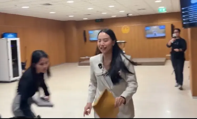 'รักชนก' รีบวิ่งไปโหวตกฎหมาย ปัดตอบปมนายกฯ แจกเงินน้ำท่วม