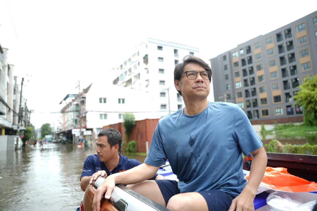 พรรคส้ม ลุยช่วยน้ำท่วมต่อเนื่อง เพิ่มโรงครัว เร่งผลิตข้าวกล่อง