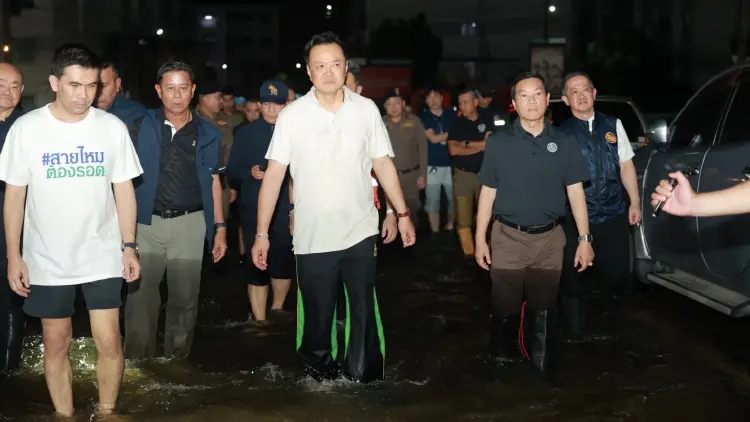 ‘อนุทิน’ แจกเงินหัวละพัน ให้ชาวบ้านโดน‘น้ำท่วม กทม.’ ย่านสายไหม’