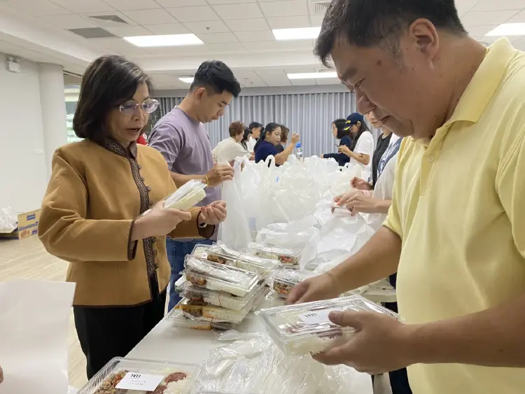 ‘เพื่อไทย’ จัดตั้งศูนย์ประสานงานช่วยผู้ประสบภัยน้ำท่วม ระดมอาหาร-สิ่งของ