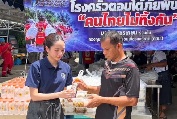 'สุขสมรวย' ส่ง คนใกล้ชิด 'น้องแทนใจ' ทำข้าวกล่อง ส่งต่อผู้ประสบภัยน้ำท่วม