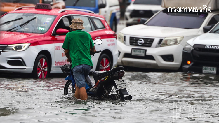 'แยกกิ่งแก้ว-ลาดกระบัง' จมอ่วม! ฝนตกทั้งคืน น้ำท่วมมิดทางเท้า