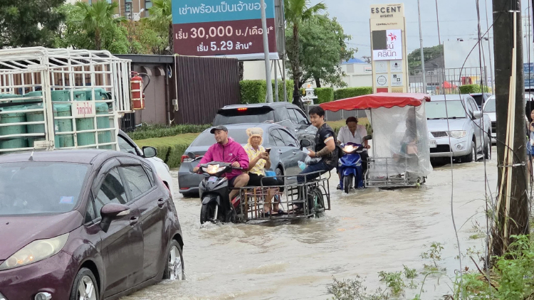 ระยองเร่งระบายน้ำรับมือฝนตกหนัก ลงพื้นที่ช่วยเหลือประชาชน