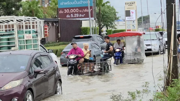 ระยองเร่งระบายน้ำรับมือฝนตกหนัก ลงพื้นที่ช่วยเหลือประชาชน