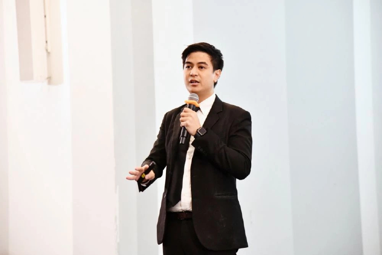 'พริษฐ์' บอก 'สมชาติ' พร้อมแจงคดีนอมินีภูเก็ต ย้ำมาตรฐานโปร่งใส