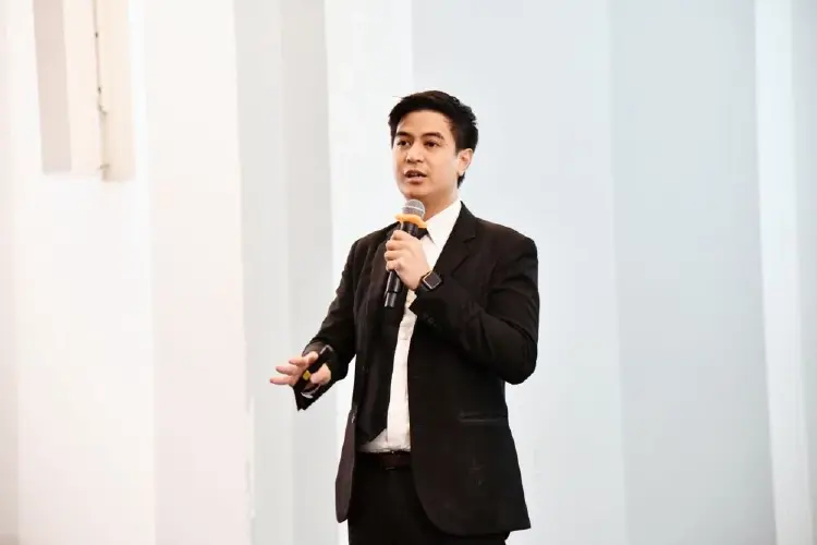 'พริษฐ์' บอก 'สมชาติ' พร้อมแจงคดีนอมินีภูเก็ต ย้ำมาตรฐานโปร่งใส