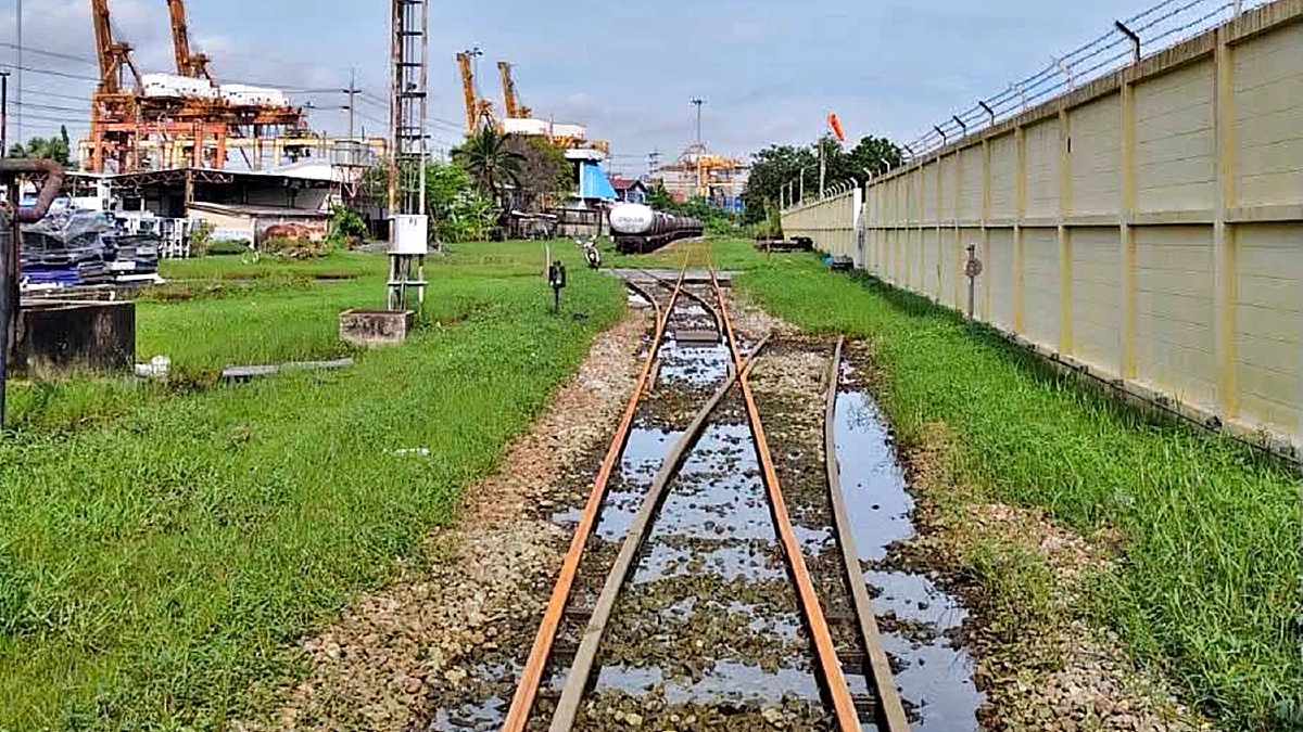 น้ำลดแล้ว รฟท. เปิดวิ่งรถไฟช่วงสถานีแม่น้ำ-บางจาก หัวหมาก-คลองตันตามปกติ